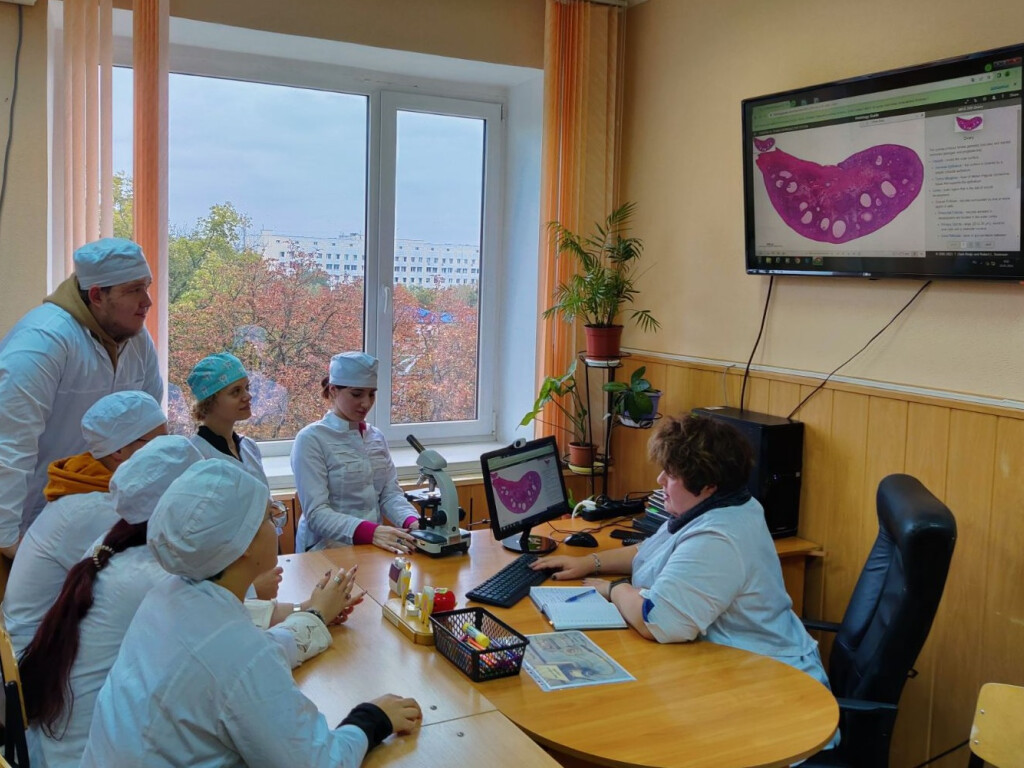 Триває наукова робота студентів-гуртківців на кафедрі гістології, цитології та ембріології