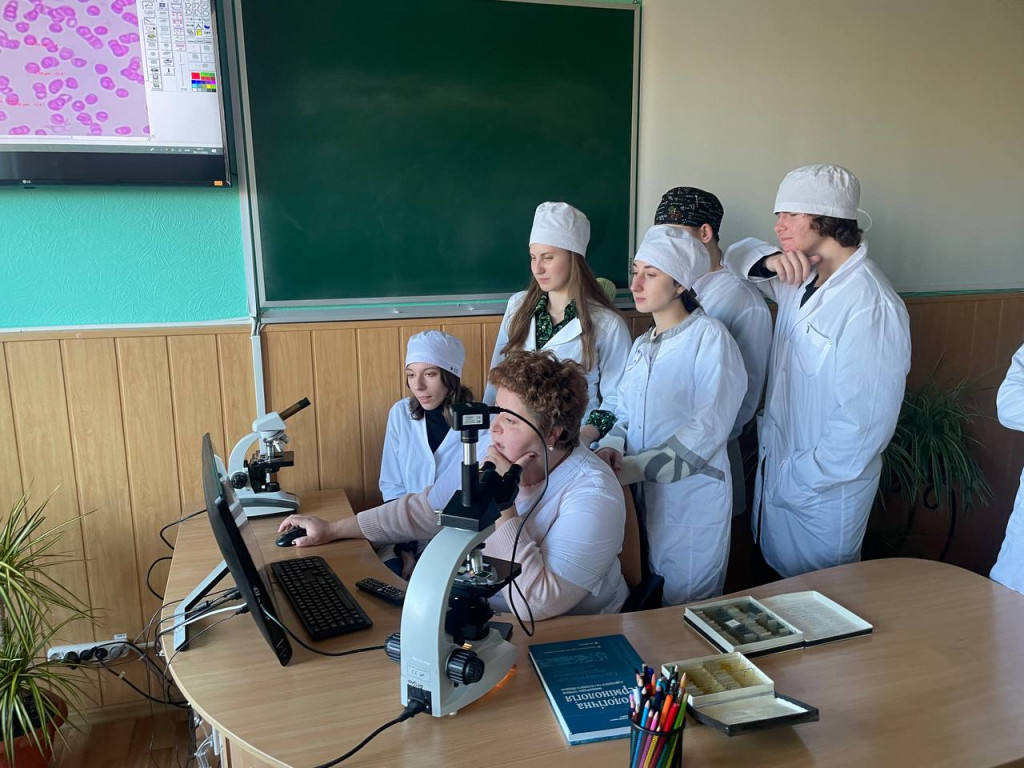 Нова генерація молодих науковців приєднується до студентської наукової групи / A new generation of young scientists joins the student research group.