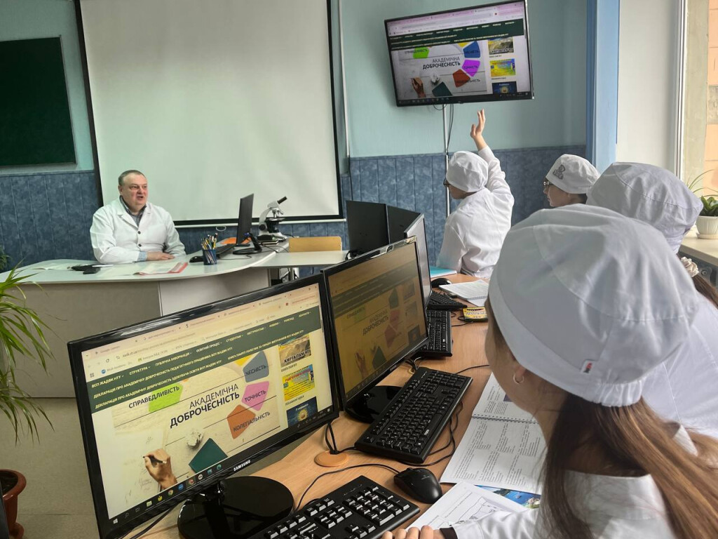 Викладачі кафедри провели змістовну бесіду зі здобувачами освіти ОПП «Медицина» та ОПП «Педіатрія», присвячену питанням академічної доброчесності.