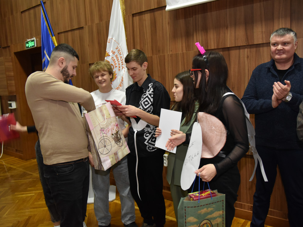 Не іспитами єдиними! Наприкінці року був проведений навчально-виховний захід «Брейн- ринг «Макро-мікро»