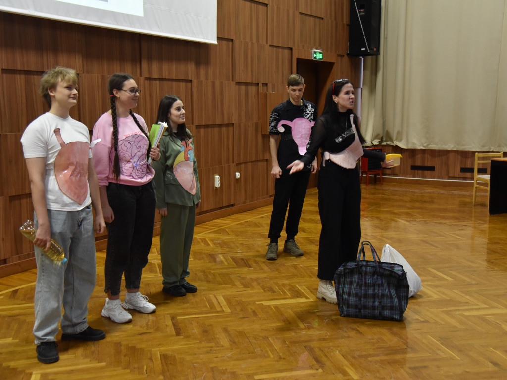 Не іспитами єдиними! Наприкінці року був проведений навчально-виховний захід «Брейн- ринг «Макро-мікро»