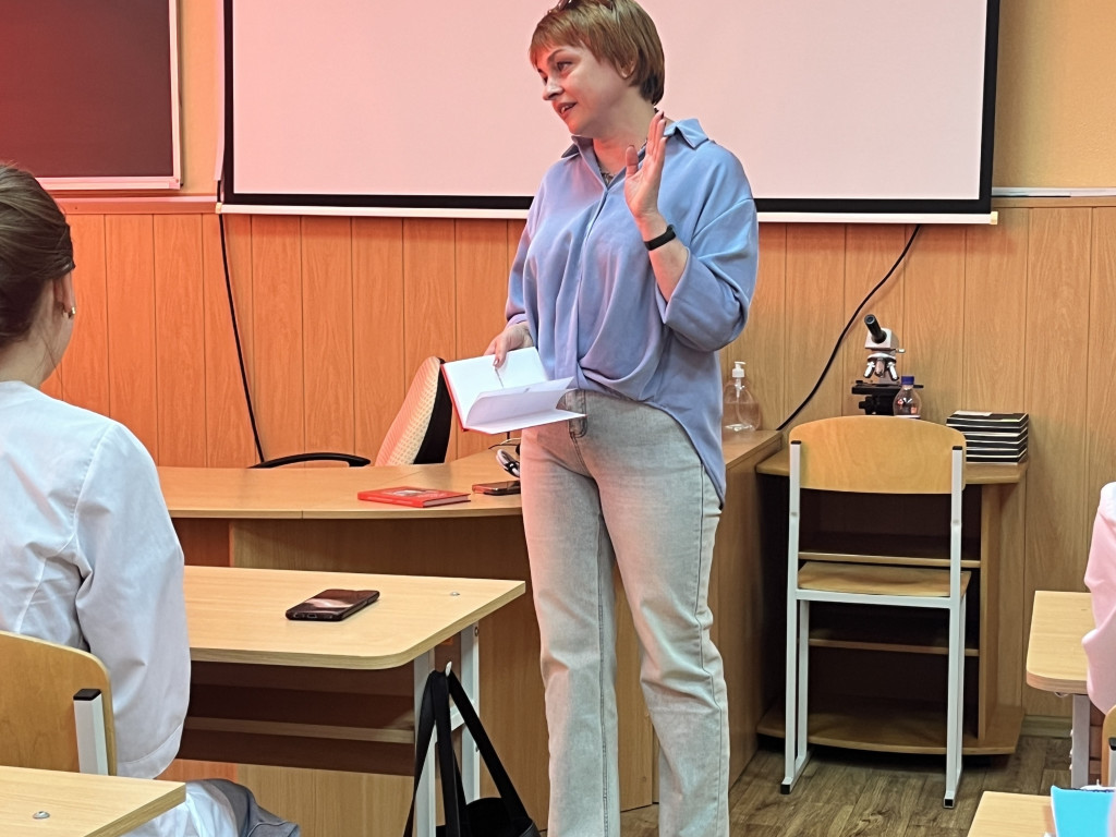 Журналістка та письменниця - пані Світлана Фільчак, для майбутніх лікарів презентувала свою першу друковану книгу "Маленькі полтавські історії"