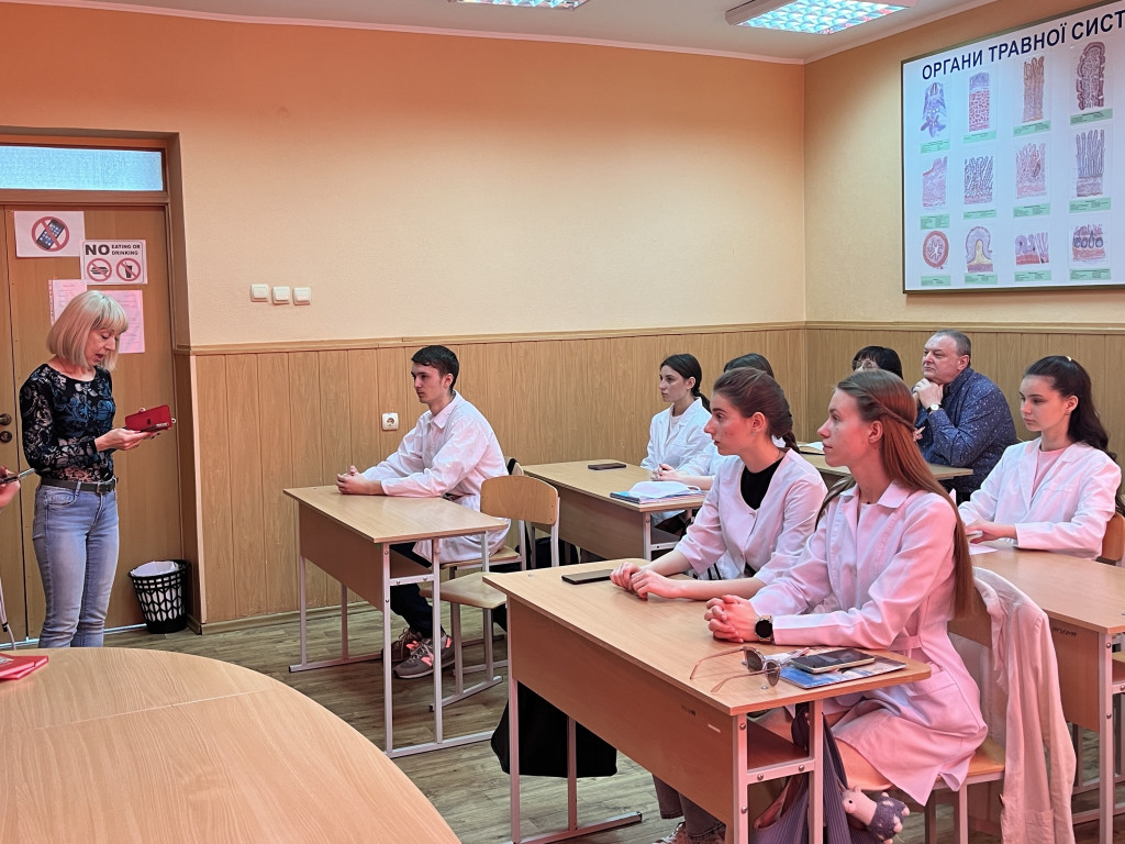 Журналістка та письменниця - пані Світлана Фільчак, для майбутніх лікарів презентувала свою першу друковану книгу "Маленькі полтавські історії"