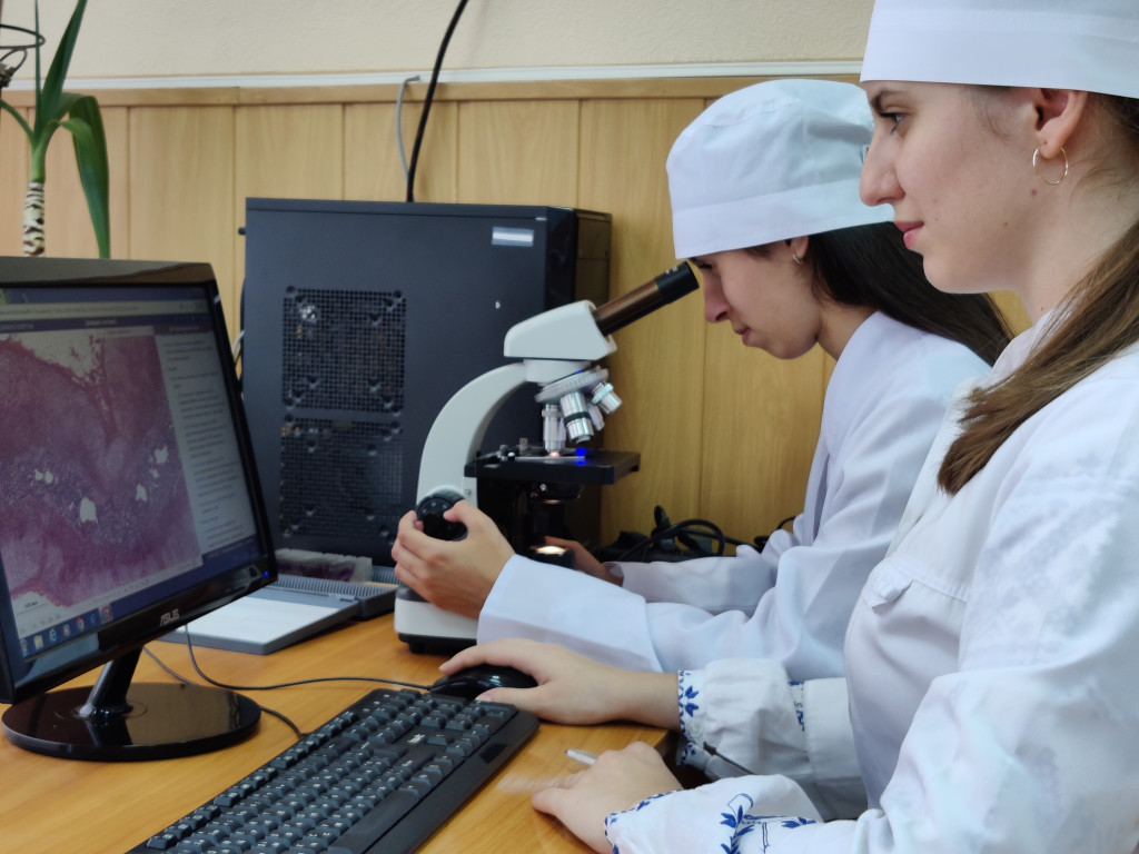 Нова генерація молодих науковців приєднується до студентської наукової групи / A new generation of young scientists joins the student research group.