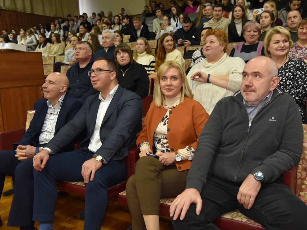 Не іспитами єдиними! Наприкінці року був проведений навчально-виховний захід «Брейн- ринг «Макро-мікро»