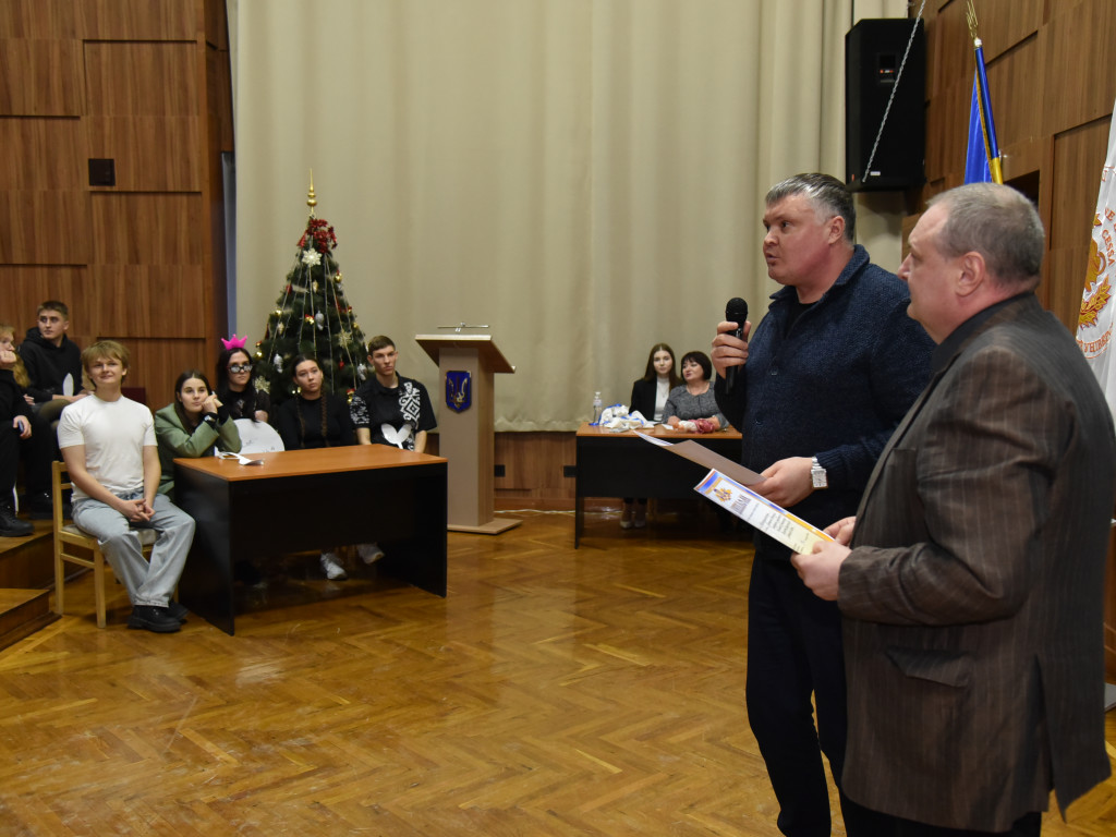 Не іспитами єдиними! Наприкінці року був проведений навчально-виховний захід «Брейн- ринг «Макро-мікро»
