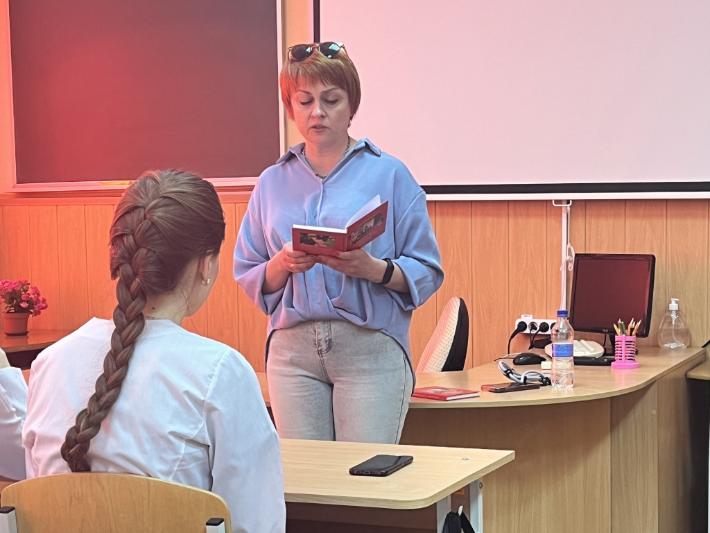 Журналістка та письменниця - пані Світлана Фільчак, для майбутніх лікарів презентувала свою першу друковану книгу "Маленькі полтавські історії"