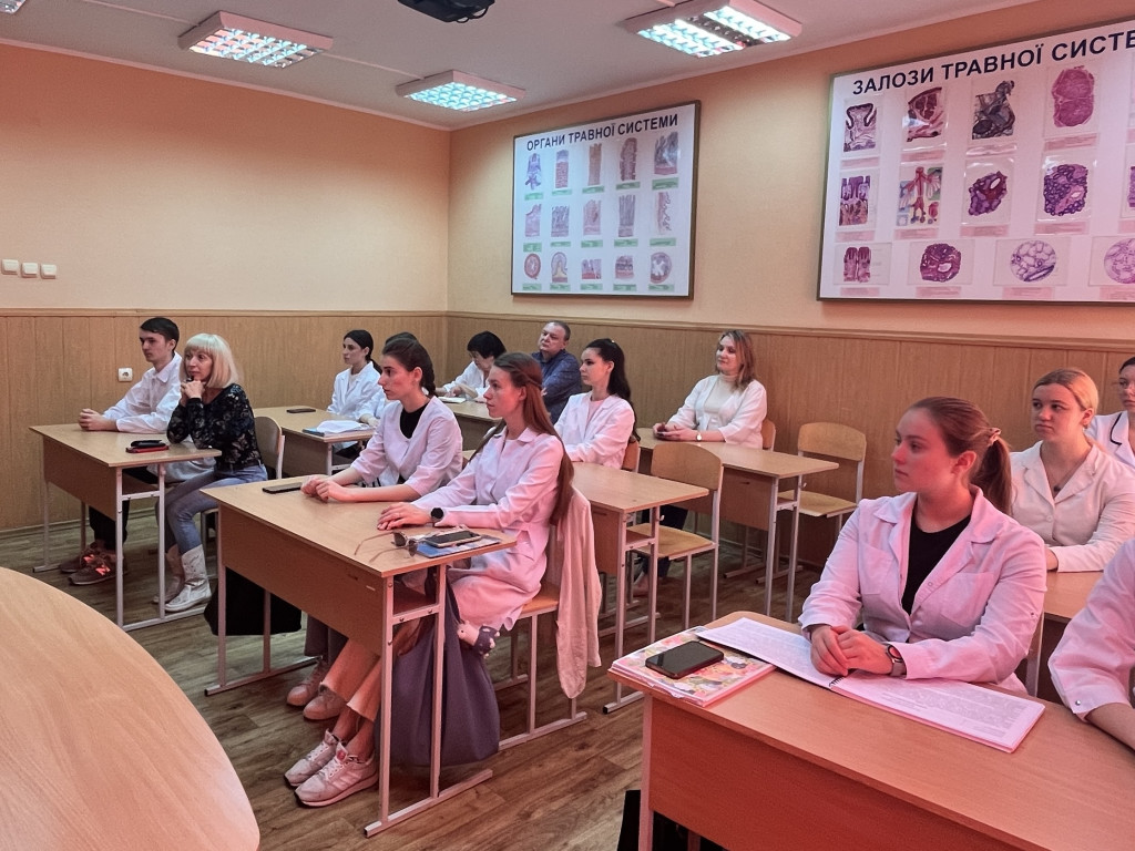 Журналістка та письменниця - пані Світлана Фільчак, для майбутніх лікарів презентувала свою першу друковану книгу "Маленькі полтавські історії"